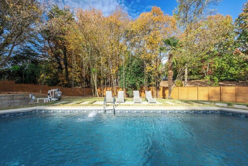 Luxury Home for 8 w/Pool/Gym/Tub