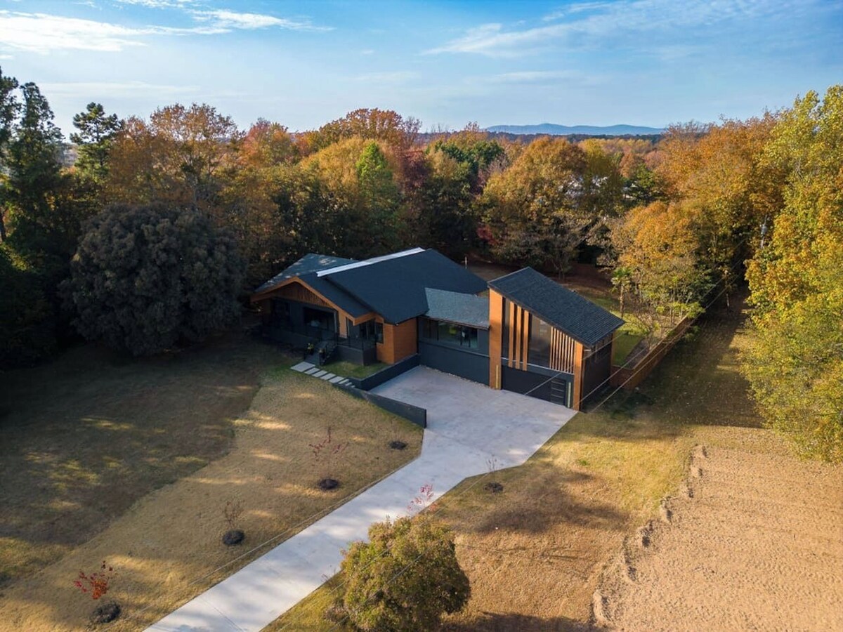 Luxury Home for 8 w/Pool/Gym/Tub