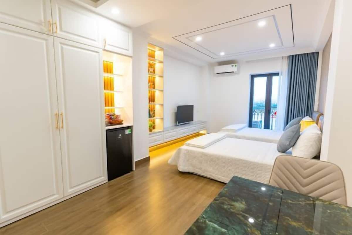 Bộ đồ giường cao cấp, nệm có lớp đệm bông, minibar