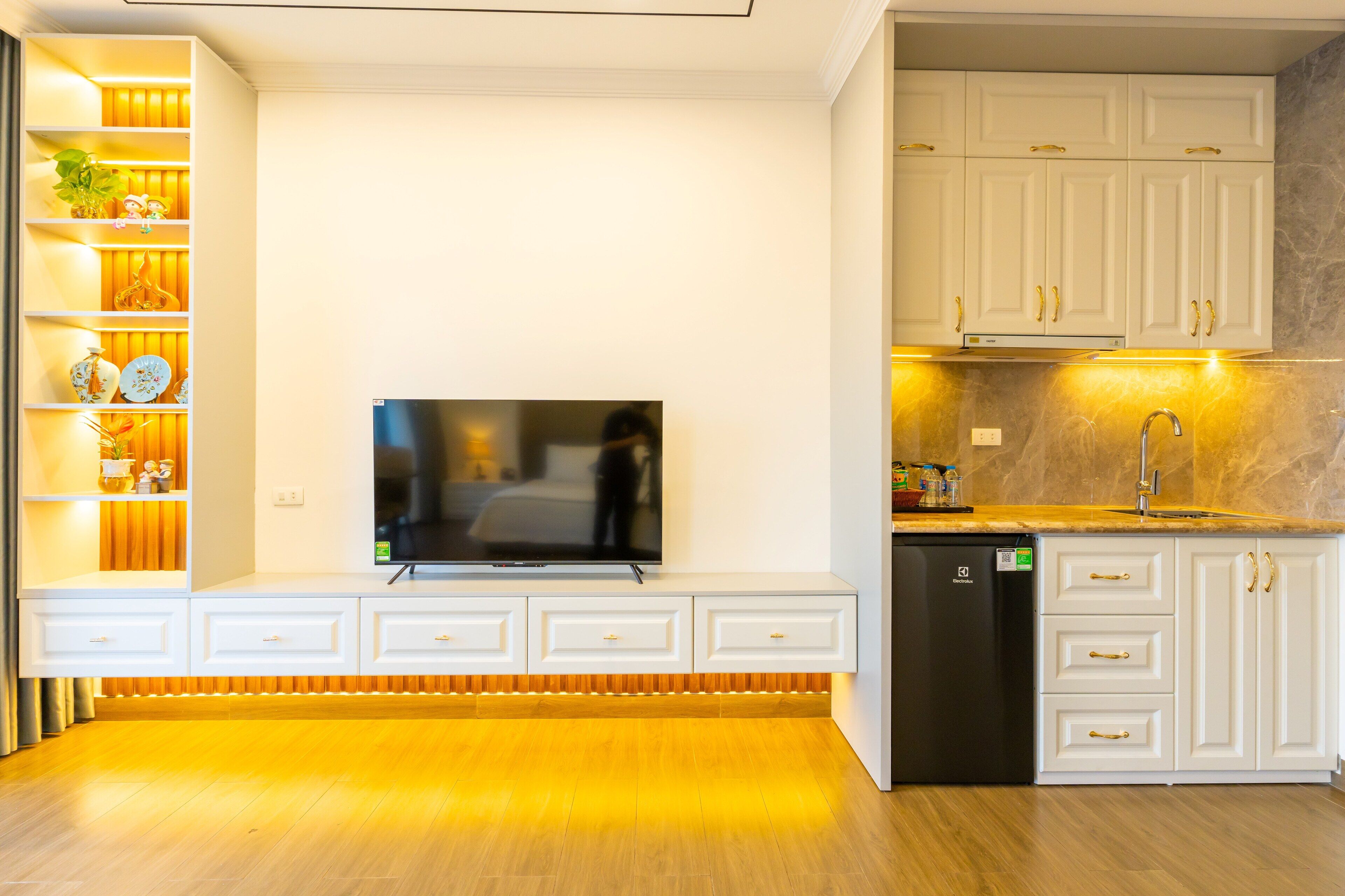 deluxe studio | private kitchen | electric kettle, paper towels