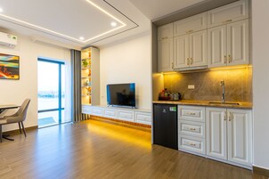 Ropa de cama de alta calidad, colchones con pillow-top y minibar 