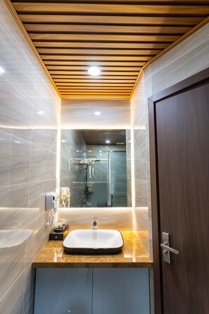 Superior Studio | Bathroom - CM Hotel & Apartment (Hai Phong)