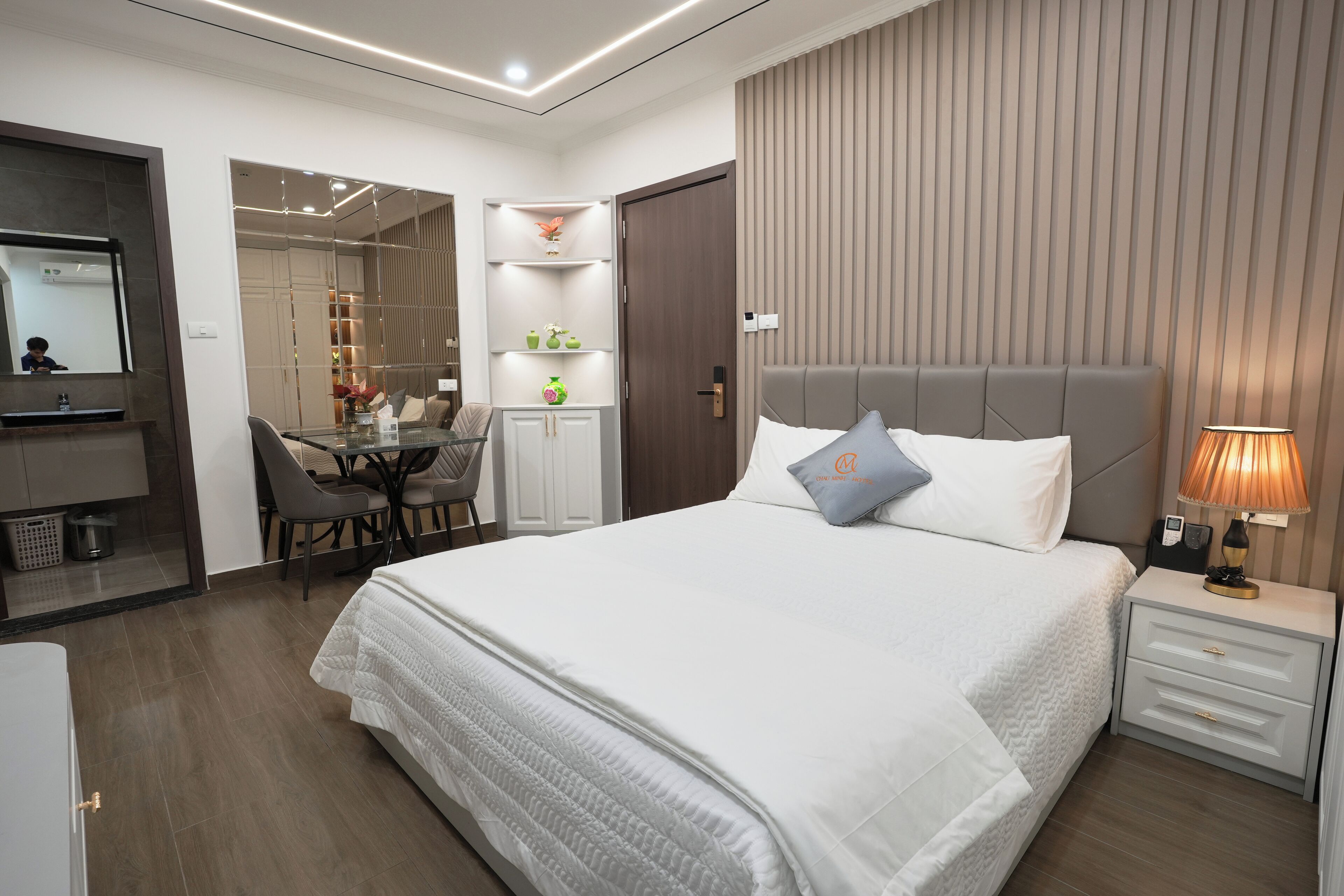 Ropa de cama de alta calidad, colchones con pillow-top y minibar 