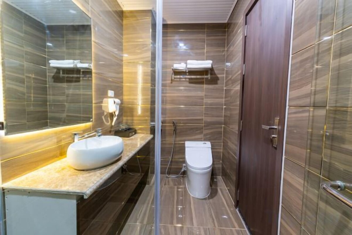 Baño | Artículos de higiene personal gratuitos, secador de pelo y zapatillas