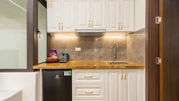 Basic Studio | Private kitchen | Electric kettle, paper towels