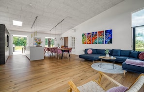 Smart TV, table tennis - Beautiful home in Børkop with kitchen (Børkop)