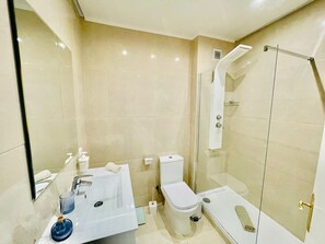 Sèche-cheveux, serviettes fournies, savon, papier toilette