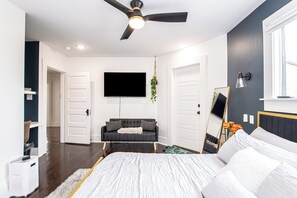 5 habitaciones, escritorio y tabla de planchar con plancha
