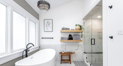 Historic Sallie Peay House - Luxe Downtown Retreat