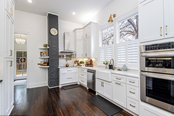 Fridge, microwave, oven, stovetop - Family-sized Historic Sallie Peay House! 10 mins walk to Children's Hospital! (Little Rock)