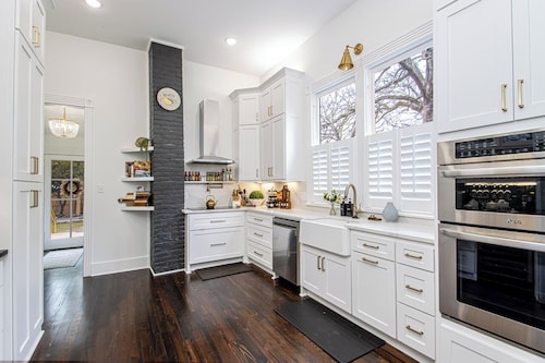 Family-sized Historic Sallie Peay House! 10 mins walk to Children's Hospital!