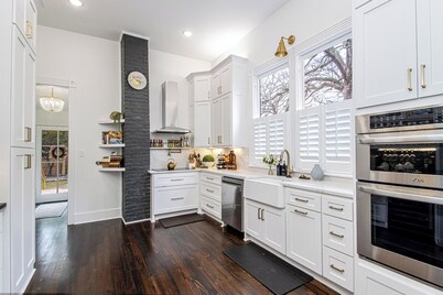 Family-sized Historic Sallie Peay House! 10 mins walk to Children's Hospital!