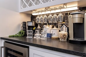 Fridge, microwave, oven, stovetop - Historic Sallie Peay House - Luxe Downtown Retreat (Little Rock)