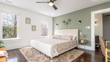 5 bedrooms, desk, iron/ironing board, travel crib