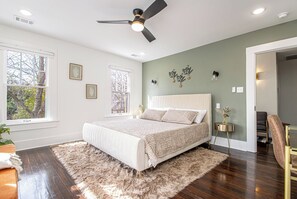 5 bedrooms, desk, iron/ironing board, travel crib