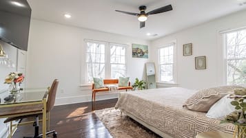 5 habitaciones, escritorio y tabla de planchar con plancha