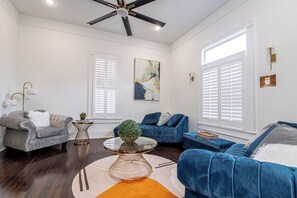 Smart-TV, Kamin, Tischtennisplatte, Bücher