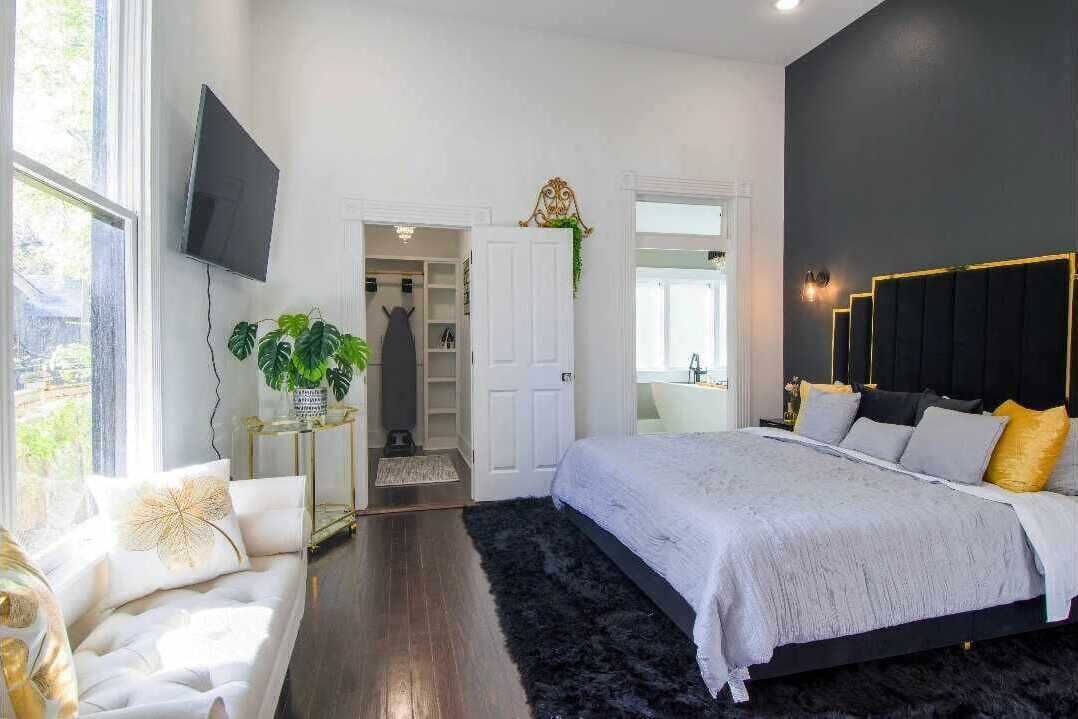 5 bedrooms, desk, iron/ironing board, travel crib