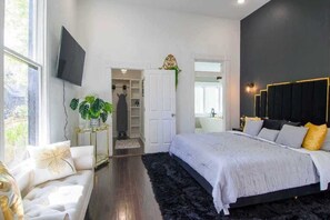 5 bedrooms, desk, iron/ironing board, travel crib - Family-sized Historic Sallie Peay House! 10 mins walk to Children's Hospital! (Little Rock)