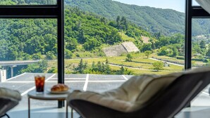A room with a view of a green landscape and a pyramid. - Gapyeong Dalmeong Pool Villa Glamping (Gapyeong)