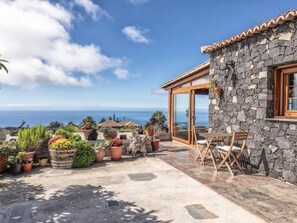 Outdoor dining - Casa Pedrito by Huskalia (Los Llanos de Aridane)