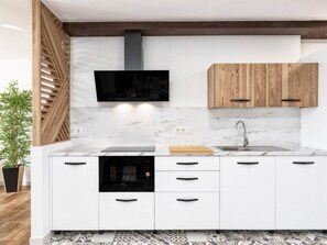 Geladeira, micro-ondas, cooktop, cafeteira/chaleira