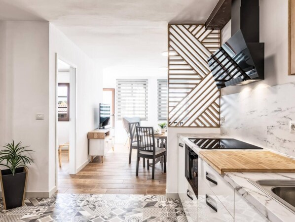 Refrigerador, microondas, cafetera y tetera y tetera eléctrica