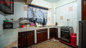 Kühlschrank, Mikrowelle, Ofen, Wasserkocher