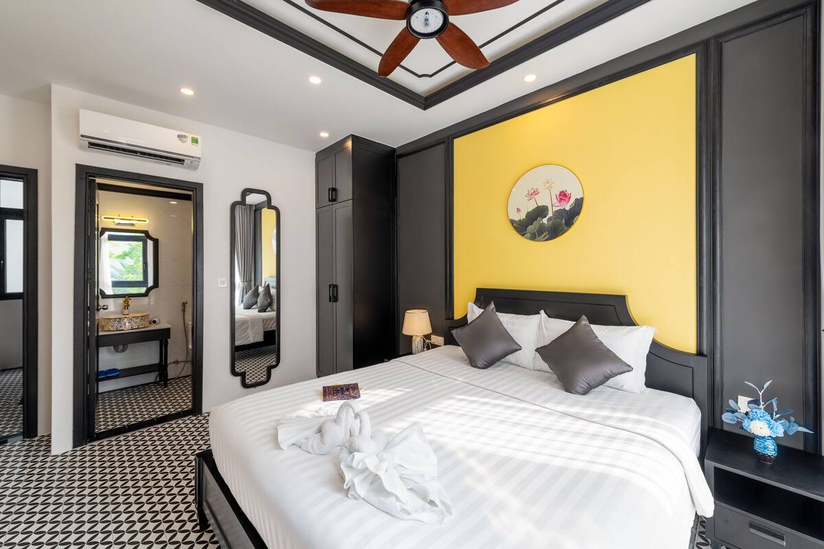 Phòng đôi Deluxe | Bộ đồ giường cao cấp, nệm có lớp đệm bông, minibar, bàn
