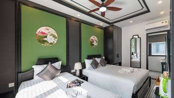 Deluxe Triple Room | Peralatan tempat tidur premium, tilam berlapik, bar mini, meja