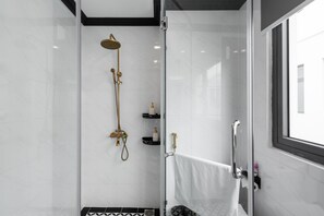 Deluxe Triple Room | Bilik Mandi | Pancuran mandi, hulu semburan mandi hujan, pengering rambut, selipar 