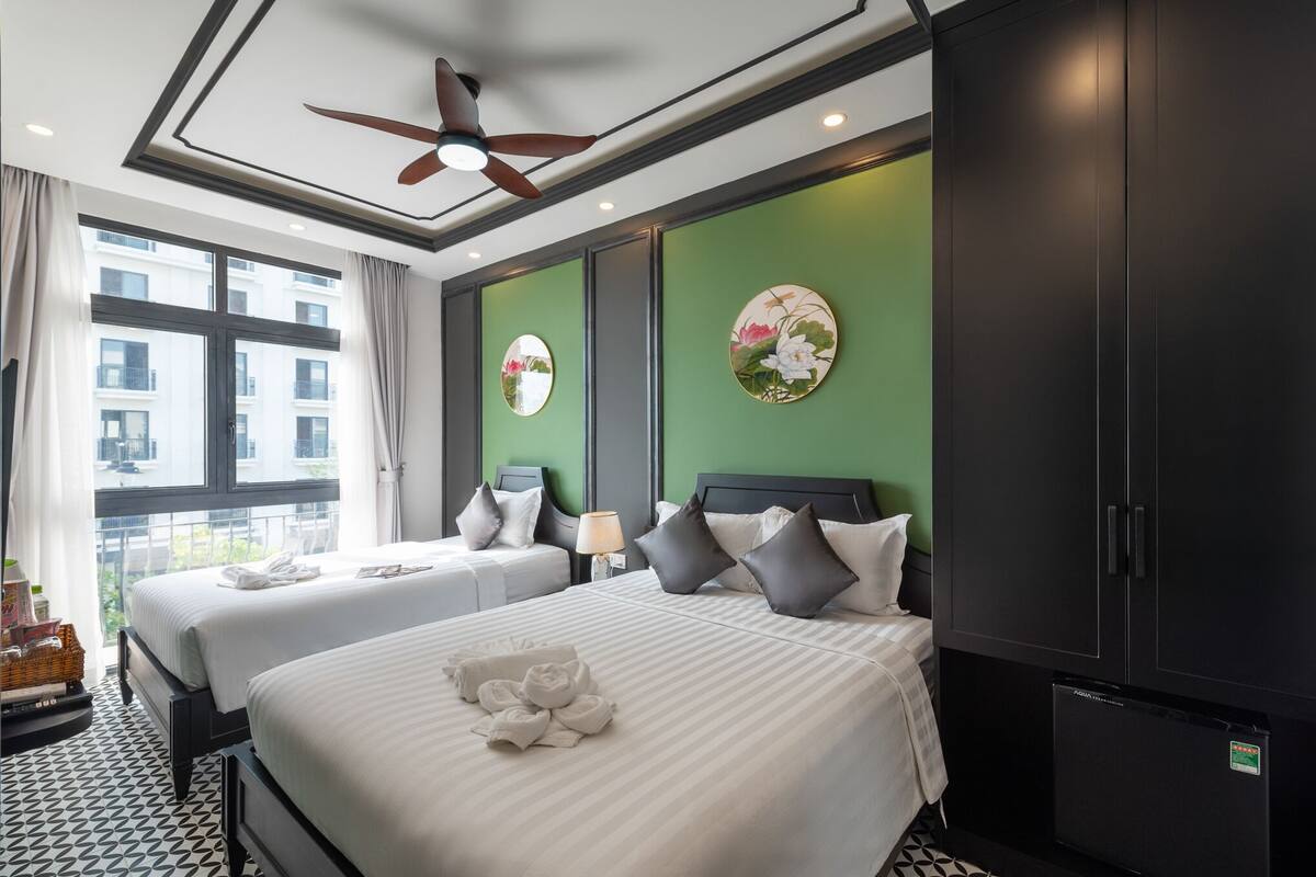 Phòng 3 Deluxe | Bộ đồ giường cao cấp, nệm có lớp đệm bông, minibar, bàn
