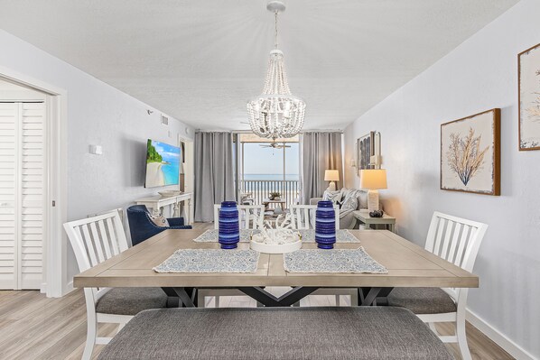 Dining - 102 Beachfront Condo: Views, Heated Pool, Walk to Dwtn (Fort Myers Beach)