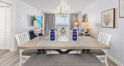 102 Beachfront Condo: Views, Heated Pool, Walk to Dwtn