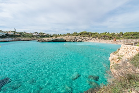 Beach nearby. ES MIRADOR (CALES DE MALLORCA) - Fantastic flat with shared pool near the sea - free WiFi