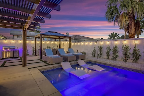 THE Fun House-FULL Arcade, LUX backyard, Sleeps 14