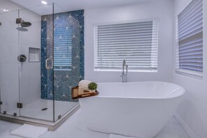Hair dryer, towels - THE Fun House-FULL Arcade, LUX backyard, Sleeps 14 (Indio)