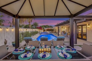 Outdoor dining - THE Fun House-FULL Arcade, LUX backyard, Sleeps 14 (Indio)
