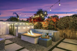 Terrace/patio - THE Fun House-FULL Arcade, LUX backyard, Sleeps 14 (Indio)