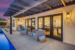 Terrace/patio - THE Fun House-FULL Arcade, LUX backyard, Sleeps 14 (Indio)