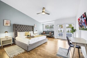 5 bedrooms, iron/ironing board, travel crib, free WiFi - THE Fun House-FULL Arcade, LUX backyard, Sleeps 14 (Indio)