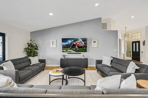 Smart TV, video games, table football, ping pong - THE Fun House-FULL Arcade, LUX backyard, Sleeps 14 (Indio)