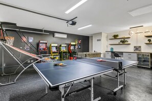 Game room - THE Fun House-FULL Arcade, LUX backyard, Sleeps 14 (Indio)
