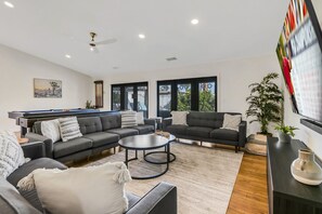 Smart TV, video games, foosball, table tennis - THE Fun House-FULL Arcade, LUX backyard, Sleeps 14 (Indio)