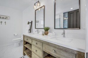 Hair dryer, towels - THE Fun House-FULL Arcade, LUX backyard, Sleeps 14 (Indio)