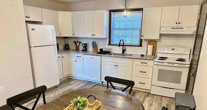 The Flat on Olde Scotland - Two bedroom, one bath flat with full kitchen