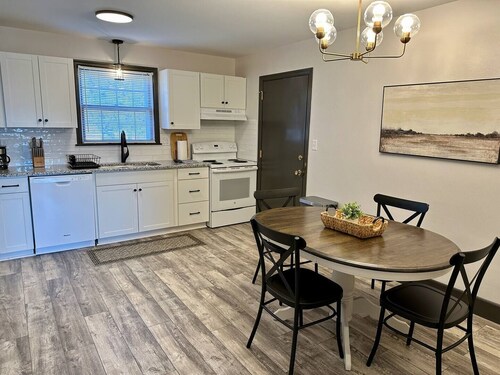 The Flat on Olde Scotland - Two bedroom, one bath flat with full kitchen