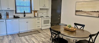 The Flat on Olde Scotland - Two bedroom, one bath flat with full kitchen