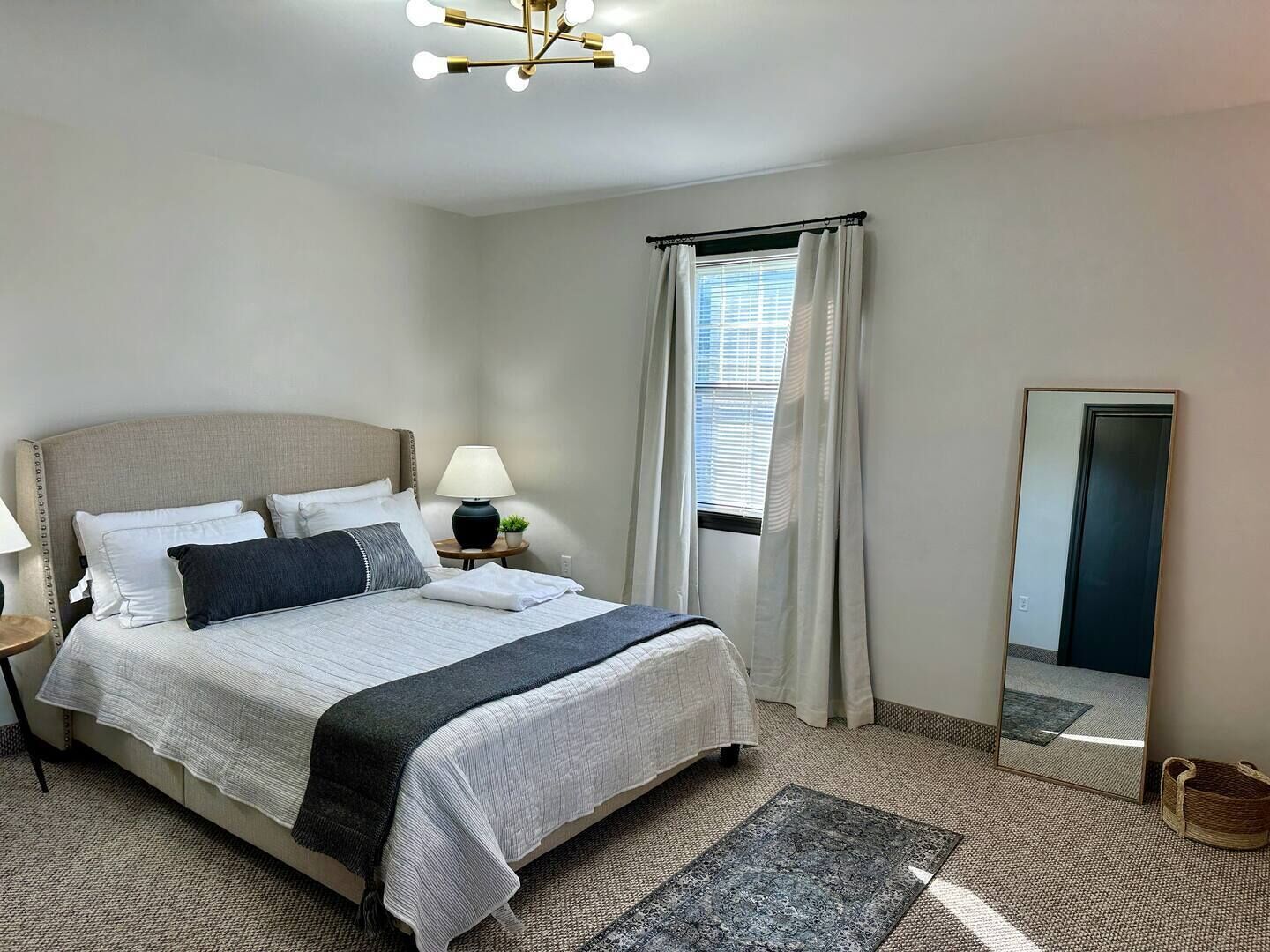 2 chambres, bureau, fer et planche à repasser, lit parapluie