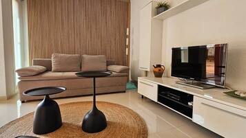 Een televisie en een open haard